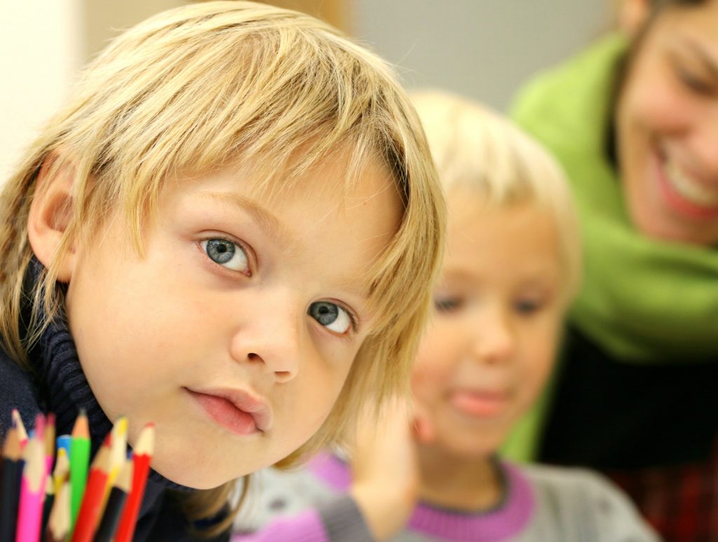 enfants dessinent